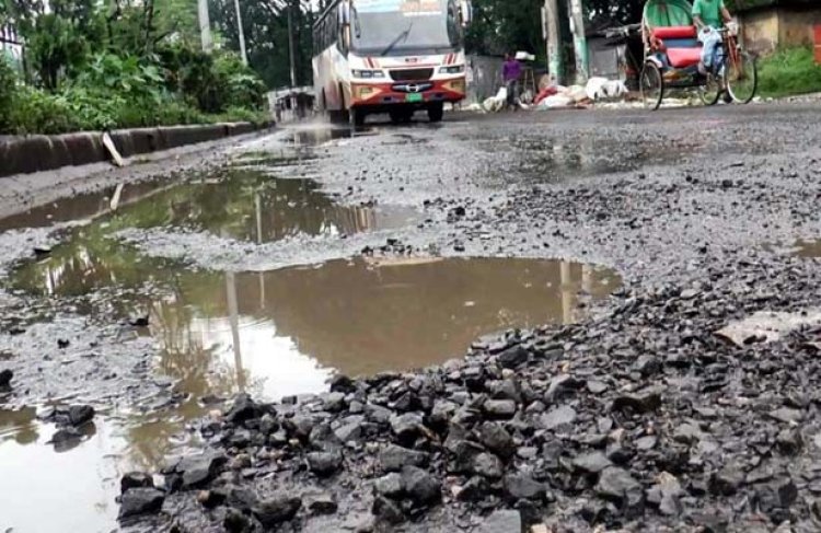 কোটি টাকার সড়কে সামান্য বৃষ্টিতেই খানাখন্দ, দুর্ভোগ যাত্রীদের