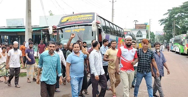 দুদিন পর ঢাকা-চাঁদপুর রুটে বাস চলাচল শুরু