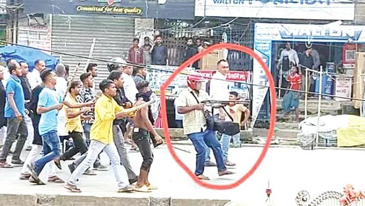 অস্ত্র হাতে হেলমেটধারী কে এই যুবক?