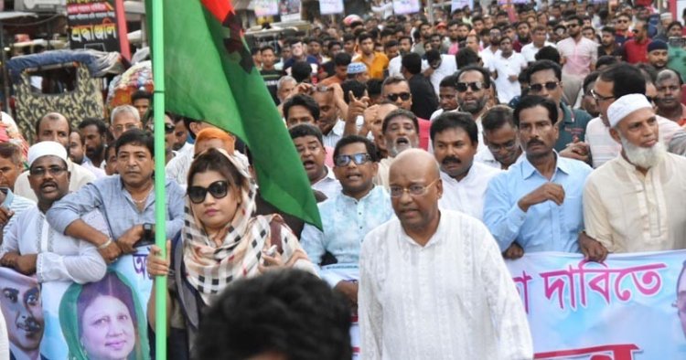 গণতন্ত্র প্রতিষ্ঠা করতে হলে সরকারকে সরে যেতে হবে: শামা ওবায়েদ