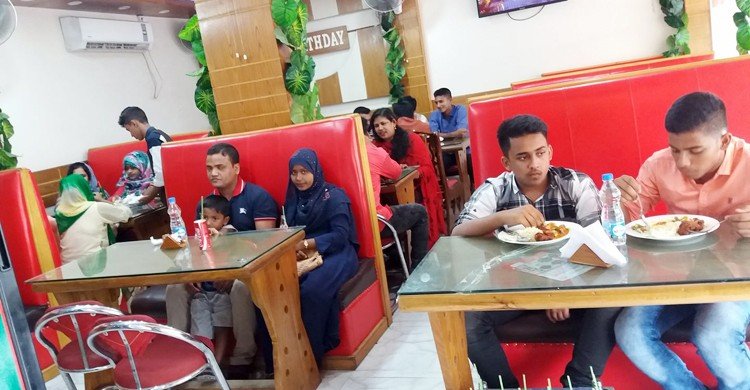 হোটেল-রেস্তোরাঁ শিল্প ঘোষণার পরও বিধিমালা নিয়ে গড়িমসি