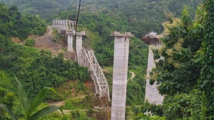 ভারতে ভেঙে পড়ল নির্মাণাধীন রেল সেতু, নিহত অন্তত ১৭