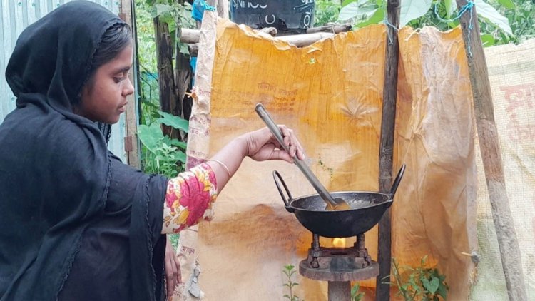 বিকল টিউবওয়েল থেকে বের হচ্ছে গ্যাস, তাতেই চলছে রান্না