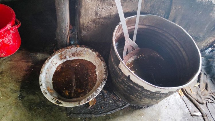 নওগাঁয় অস্বাস্থ্যকর পরিবেশে খাবার তৈরি, ৪ প্রতিষ্ঠানকে জরিমানা
