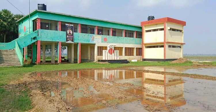 ৩২ বছরেও হয়নি স্কুলের ৩০০ মিটার রাস্তা