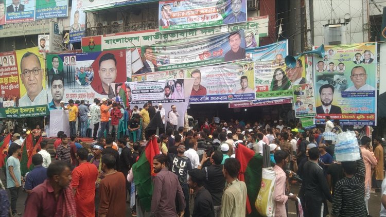 কালো পতাকা মিছিলে যোগ দিতে জমায়েত হচ্ছেন বিএনপি নেতাকর্মীরা