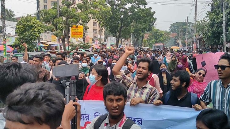 সাত কলেজ শিক্ষার্থীদের নীলক্ষেত অবরোধ, অতিরিক্ত পুলিশ মোতায়েন