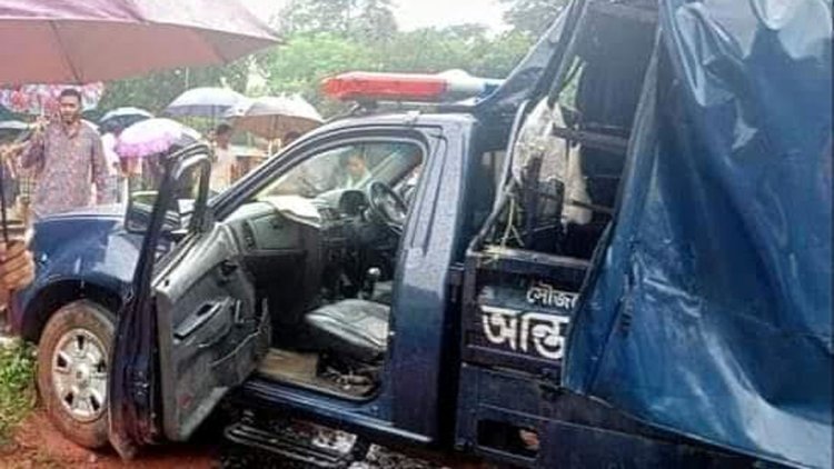 সীতাকুণ্ডে ট্রেনের সঙ্গে পুলিশভ্যানের ধাক্কা, নিহত ৩