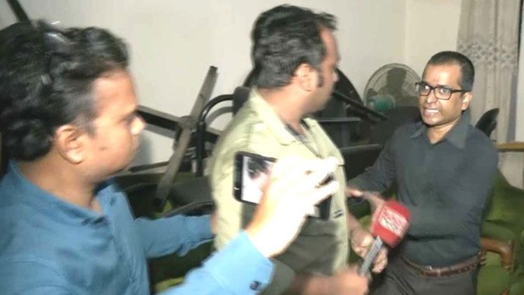 বরিশাল মেডিকেলে র্যাগিং : তদন্ত কমিটিতে সাংবাদিক পেটানো শিক্ষক
