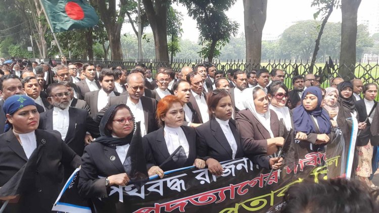 সুপ্রিম কোর্টের বাইরে বিএনপির আইনজীবীদের কালো পতাকা মিছিল