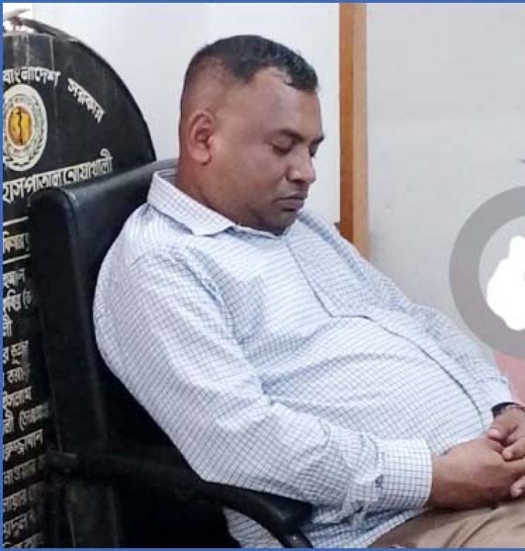 লাইনে দাঁড়িয়ে সেবাপ্রার্থীরা, নাকডেকে ঘুমাচ্ছেন মেডিকেল কর্মকর্তা
