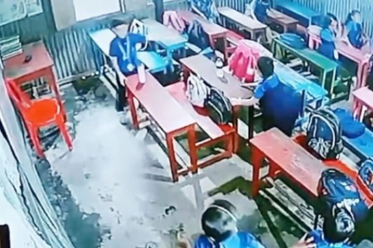 ক্লাস চলাকালে সিলিং ফ্যান ছিঁড়ে পড়লো ২ শিক্ষার্থীর মাথায়