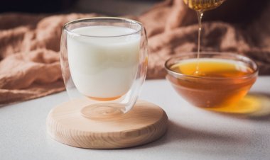 দুধের সঙ্গে মধু মিশিয়ে খেলে কী হয়?