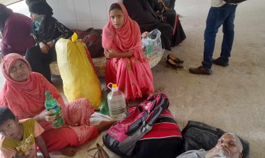 বন্ধ রেল যোগাযোগ: ৫ ঘণ্টা ধরে শুয়ে-বসে বিরক্ত রেলযাত্রীরা