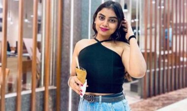 নিজ ফ্ল্যাটে বিমানবালার রক্তাক্ত লাশ