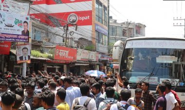 পাবনায় বিশ্ববিদ্যালয় শিক্ষার্থীদের সড়ক অবরোধ করে বিক্ষোভ, ভোগান্তি