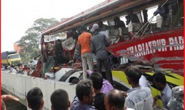 এক্সপ্রেসওয়েতে বিকল ট্রাকে বাসের ধাক্কা, নিহত ৩
