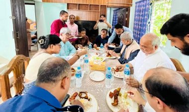 এবার নিজ বাড়িতে ২ মন্ত্রীকে খাওয়ালেন ডিবিপ্রধান হারুন