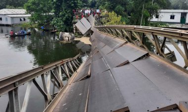 বেইলি ব্রিজ ভেঙে তলিয়ে গেল ট্রাক, যোগাযোগ বিচ্ছিন্ন