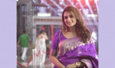 শাড়িতে নেটিজেনদের নজর কাড়লেন ফারিণ