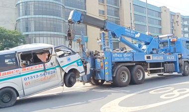 ডেঙ্গুরোগী নিয়ে ঢাকায় যাওয়ার পথে ট্রাক-অ্যাম্বুলেন্স সংঘর্ষ, নিহত ১