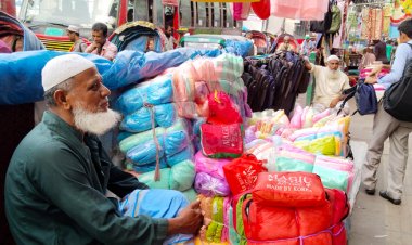 ডেঙ্গুর বাড়বাড়ন্তেও মশারির বিক্রি কম, দাম চড়া