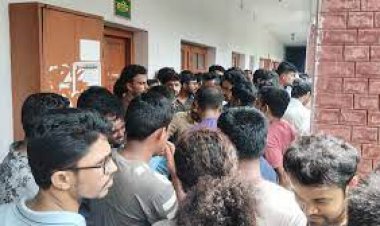  রাবির জিয়া হলের ক্যান্টিনে তালা ঝুলিয়ে শিক্ষার্থীদের বিক্ষোভ