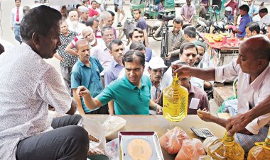  বৃহস্পতিবার থেকে ১০০ টাকায় তেল বিক্রি করবে টিসিবি