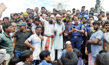 সড়কে ব্যাটারিচালিত ভ্যান-রিকশা বন্ধের প্রতিবাদে চালকদের বিক্ষোভ