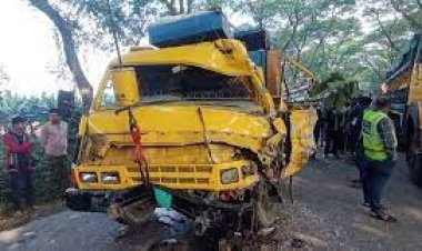  ঝিনাইদহে সড়কে প্রাণ গেল দুইজনের, হাসপাতালে ২