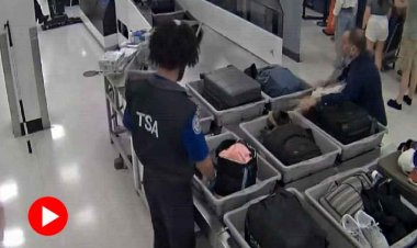  বিমানবন্দরে যাত্রীর ব্যাগ থেকে টাকা চুরি করছেন নিরাপত্তাকর্মী!