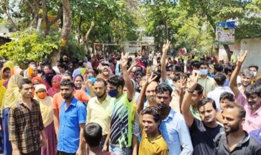  বকেয়া বেতনের দাবিতে গাজীপুরে পোশাক শ্রমিকদের বিক্ষোভ