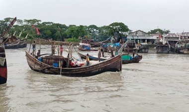 উত্তাল সাগর, শতশত মাছ ধরা ট্রলার নিরাপদ আশ্রয়ে