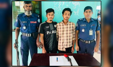 ছিনতাই করতে অস্ত্রসহ মহাসড়কে দুই যুবক, গ্রেফতার করলো পুলিশ