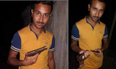 চট্টগ্রামে অস্ত্র হাতে ছাত্রলীগ নেতার ছবি নিয়ে তোলপাড় 