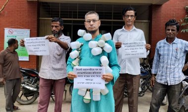 লোডশেডিংয়ের প্রতিবাদে গলায় বাল্ব ঝুলিয়ে পদযাত্রা