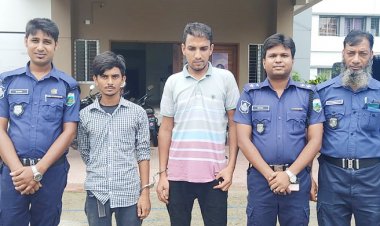 নওগাঁয় পুলিশ পরিচয়ে চাঁদাবাজির সময় দুই যুবক আটক