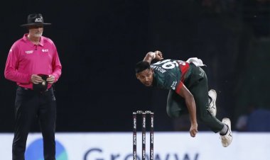 বৃষ্টির পর খেলা শুরু: মুস্তাফিজের জোড়া শিকার