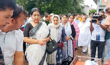  ফুলেল শ্রদ্ধায় ‘ঘুড্ডি’ নির্মাতা সালাহউদ্দীন জাকীকে চিরবিদায়