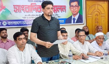 সাংবাদিকের বিরুদ্ধে মামলা করে সংবাদ সম্মেলনে জানালেন মেয়র