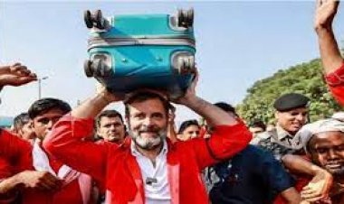 কুলির পোশাকে রাহুল গান্ধী, মাথায় নিলেন ট্রলি ব্যাগ