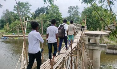 বাঁশের সাঁকো বেয়ে উঠতে হয় অর্ধকোটি টাকার সেতুতে