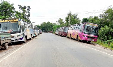 নওগাঁয় সকাল থেকেই অনির্দিষ্টকালের বাস ধর্মঘট
