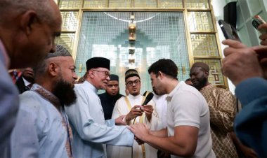 নিউইয়র্কে মালয়েশিয়ার প্রধানমন্ত্রীর হাতে স্প্যানিশ নাগরিকের ইসলাম গ্রহণ