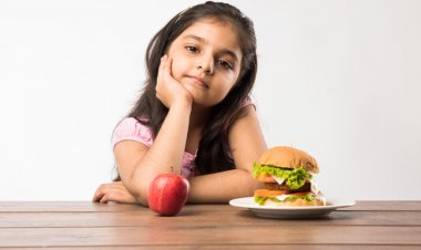 শিশুর প্রতিদিনের খাবারে যে ৫ বিষয়ে খেয়াল রাখবেন