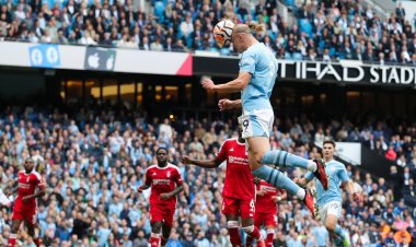 ১০ জনের দল নিয়েও শেষ হাসি ম্যানসিটির