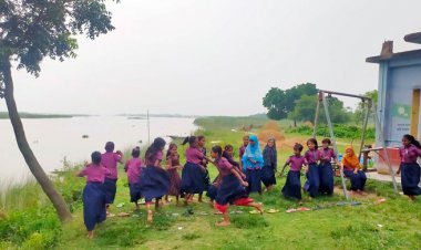 নদীগর্ভে ‘বিলীনের অপেক্ষায়’ প্রাথমিক বিদ্যালয়