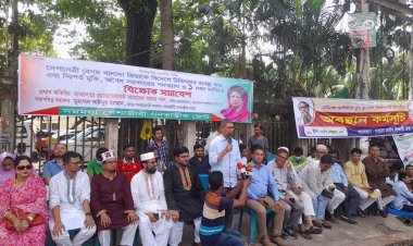 সরকারের পতন ঘটিয়ে বিদেশে খালেদা জিয়ার সুচিকিৎসা করা হবে: আহমেদ আজম খান
