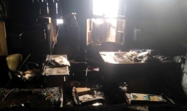 লালবাগে আগুন: ভবনের দুই ও তিন তলার সব পুড়ে ছাই