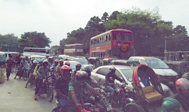  দুপুর থেকে ঢাকায় যানজট, বিজয় সরণিতেই ঘণ্টা পার